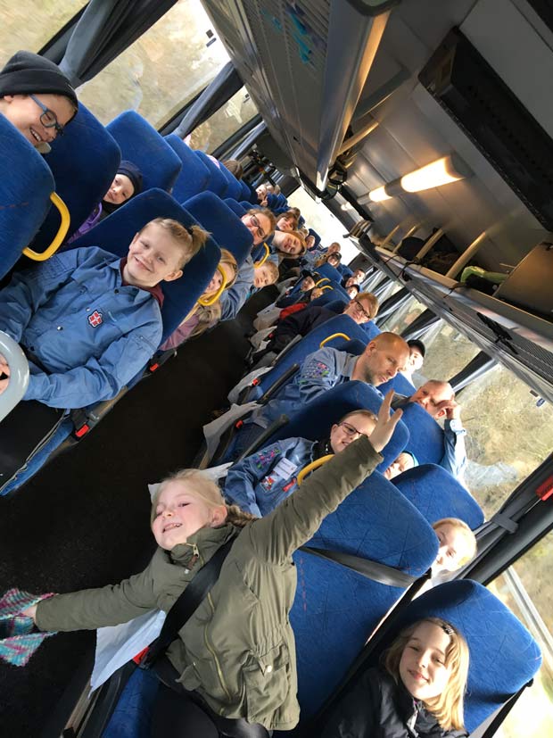 Ansager FDF i bussen på vej til Blåvand Zoo