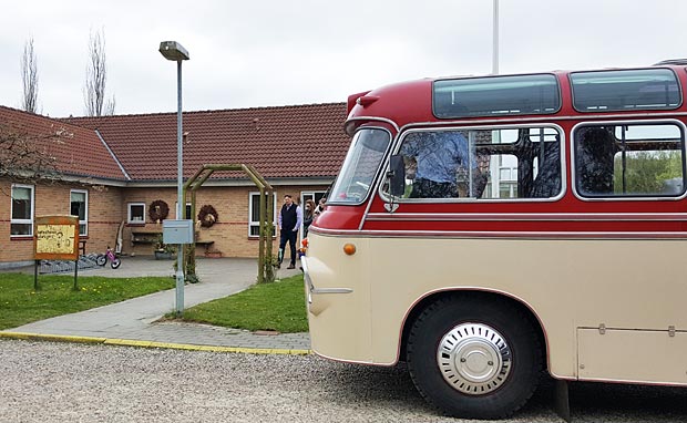 Veteranbussen gør holdt ved børnehaven på turen rundt i Ansagers omegn 
