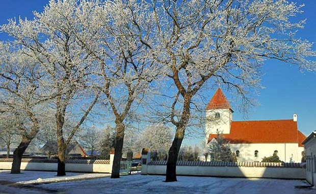 Skovlund kirke en rimfuld vinterdag