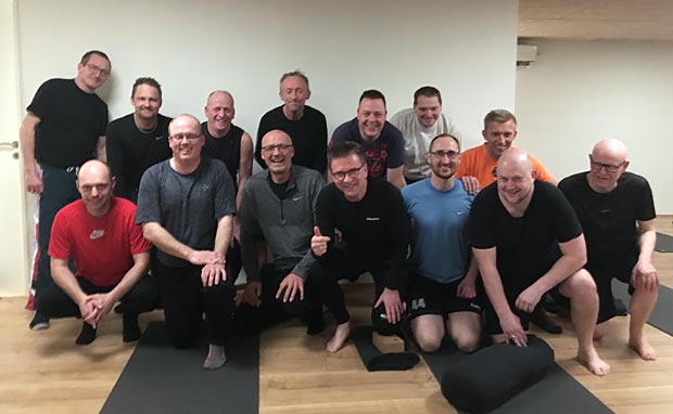 De seje modig mænd fra byen, der nu har gennemført forløbet "Yoga for Mænd" i Yogaspiren