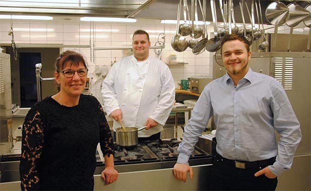 Hotelbestyrer Jane Vossen ses her sammen med køkkenchef David Borchardt og tjener Frederik Bak