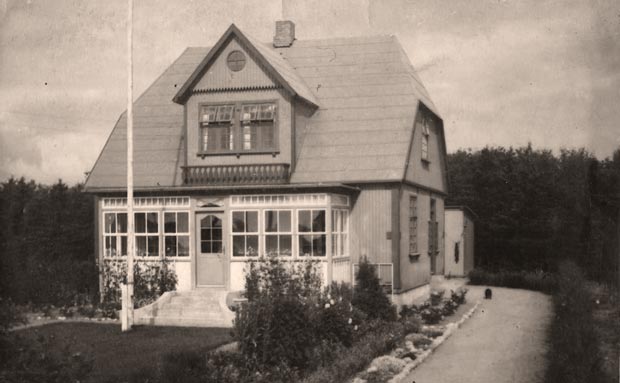 Træhuset i svensk stil bygget 1935 af Marius Madsen lå på Stationsvej ved siden af foderstoffen. Huset brændte i 1980erne.