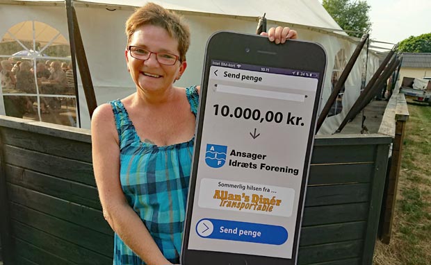 Birgitte Jakobsen tager på vegne af Ansager Idrætsforening imod 10.000 kr fra Alan's Dinér som tak for godt samarbejde
