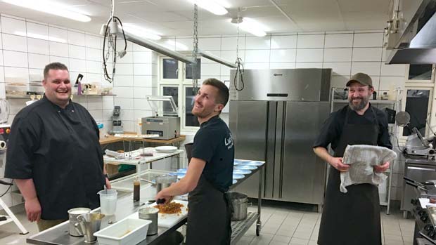 Kokkene David Borchardt, Kasper Theis og Jens Julius i køkkenet ved lørdagens gourmetaften