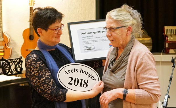 Inge Thisted (th) modtager prisen som Årets Ansager Borger af Martha Voss, formand i Skovlund-Ansager Udviklingsråd (tv)