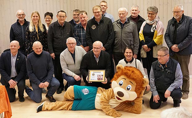 Fælles billede af Lions Club Varde på besøg på Kvie Sø Efterskole og skolens bestyrelse