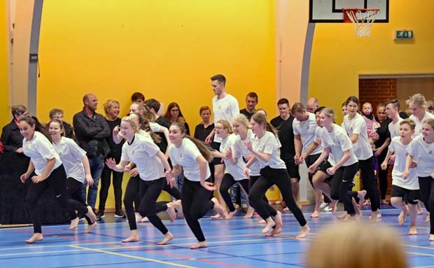 Ved gymnastikopvisning i Skovlund-Ansager hallen deltog skolen med et stort hold elever