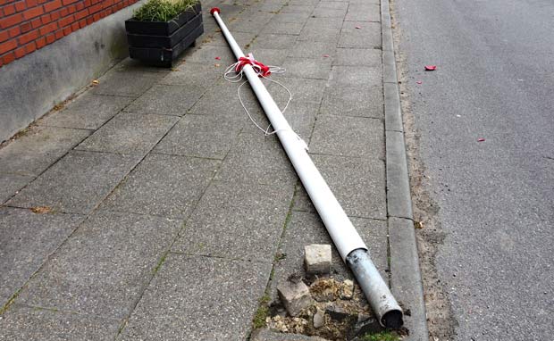 Flere flagstænger i Søndergade er ødelagt i nat