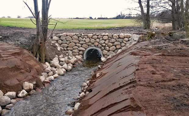 En rørbro med stensætning som denne ønskes etableret ved afløb fra den store sø til Kaffeåen