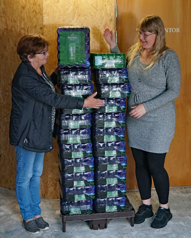Birgitte Jakobsen, formand for Ansager IF og vinderen Tenna Olsen, der nu ejer 440 flasker øl