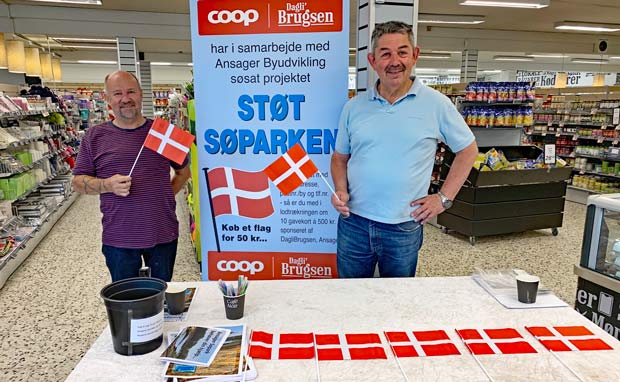 Heino Rasmussen og Frank Sørensen fra Søparkgruppen åbnede salget af støtteflag i lørdags