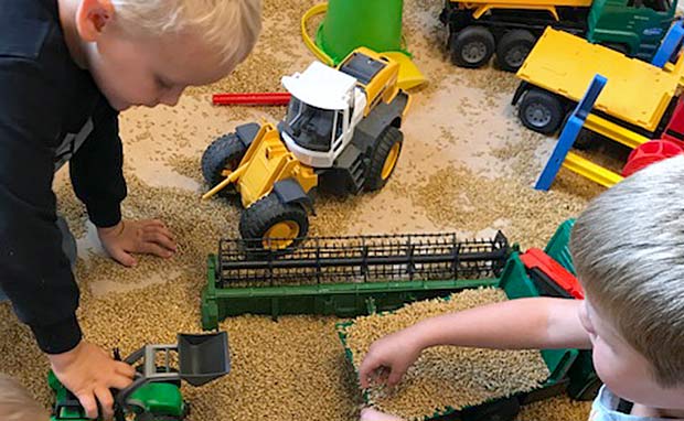 Børnehaven Naturligvis i Ansager har indrettet et kornrum, hvor børnene leger landmand