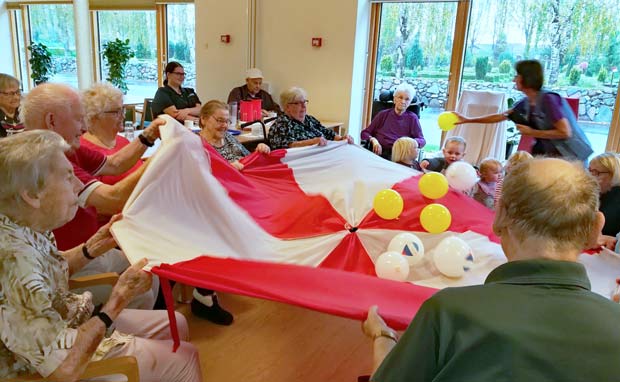 Dagplejebørn legede med den store faldskærm og balloner på Ansager Plejehjem