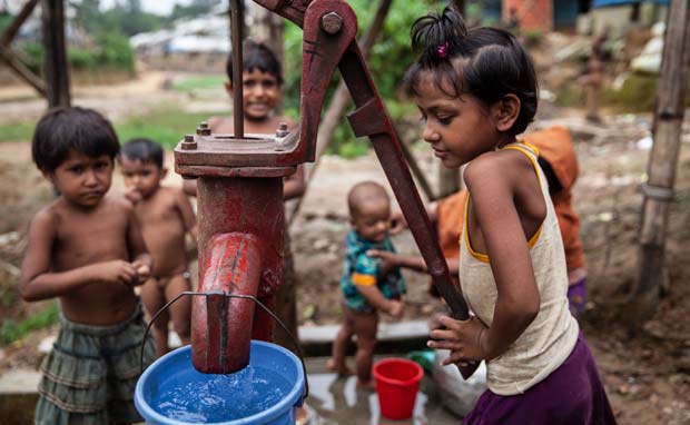 Børn pumper rent vand op i verdens største flygtningelejr i Bangladesh. 
