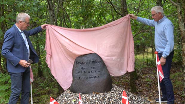 Søgaard Plantage i Kvie har fået en mindesten, der fortæller om dens tilblivelse.