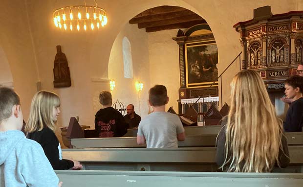 Mellemtrinnet fra Ansager Skole får en introduktion i korsang i kirken