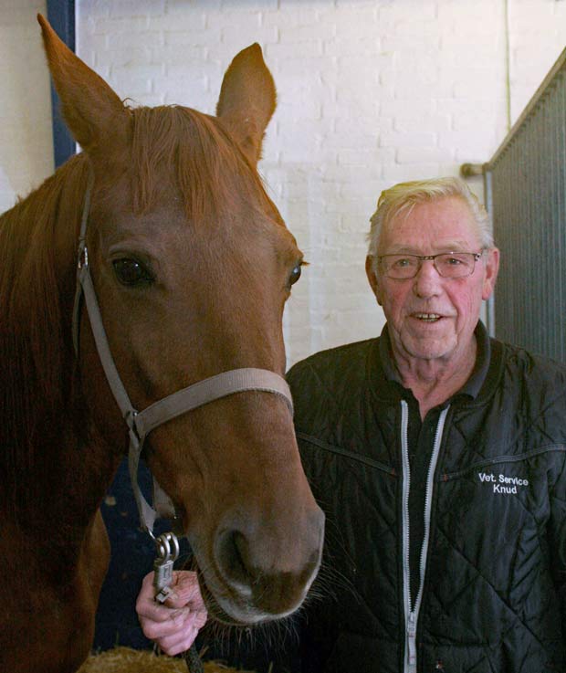 Et nyligt billede af Knud Christensen med en hest på Vetgruppen Ansager Hestehospital