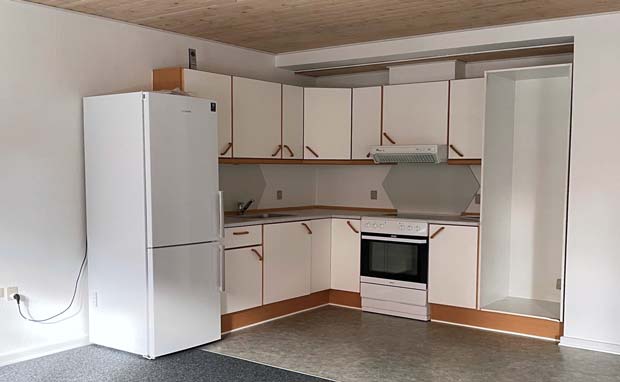Lejligheden indeholder stue og køkken i et åbent rum