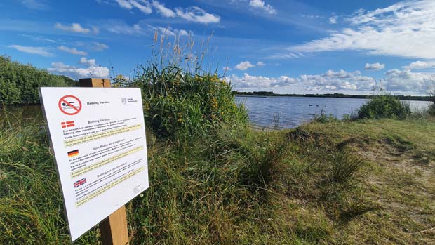 Citat: Kvie Sø`s forurening er stadig uløst, men forvaltningen forventer at der åbnes for badning i 2022. Havde problemet været ved Nysø var problemet nok løst for længst.
