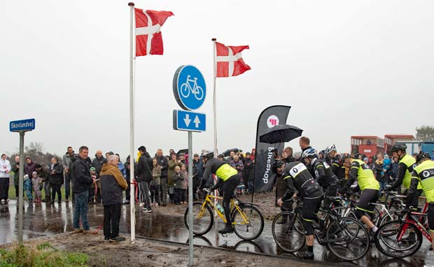 Gummistøvler og regntøj blev luftet søndag formiddag den 3. oktober 2021, da omkring 140 borgere deltog i indvielsen af cykelstien mellem Krusbjerg og Skovlund 