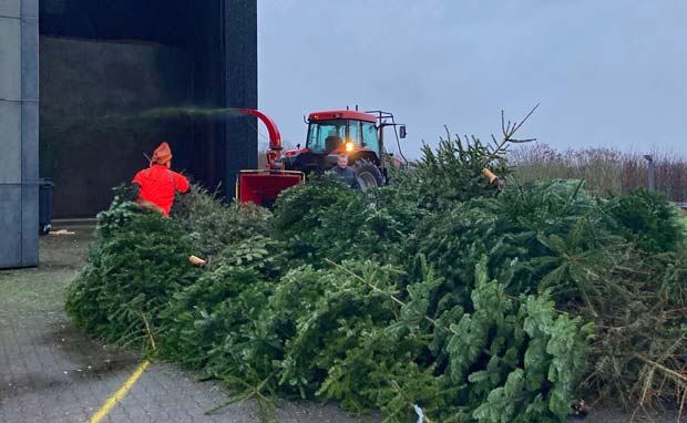 I 2022 kommer indsamling af juletræer til at foregå lørdag den 8. januar fra kl. 09.30-11.00 i både Skovlund og Ansager.