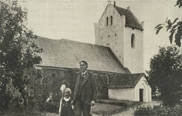 Kaj Munk og hans datter Solveig Munk foran Vedersø Kirke
