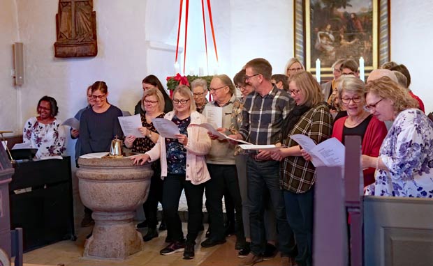 Det tidligere kor synger i Ansager kirke den 22. december 2019