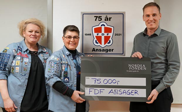 FDF får overrakt en check på 75.000 kr fra Nordea Fonden