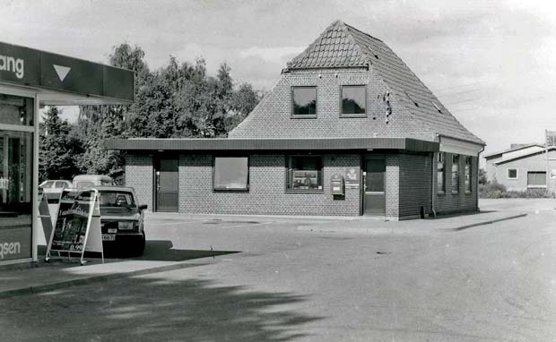 Den Gamle Station og posthus i Ansager har siden 2013 været hjemsted for Ansager Lokalhistoriske Arkiv. Fotoet er fra 1996 mens der stadig var posthus i bygningen. 2002 flyttede posthuset til "Min Tøjpartner" på Torvet.