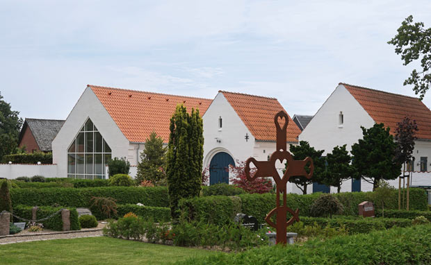 Det nye sognehus i Skovlund med sit markante gavlvindue
