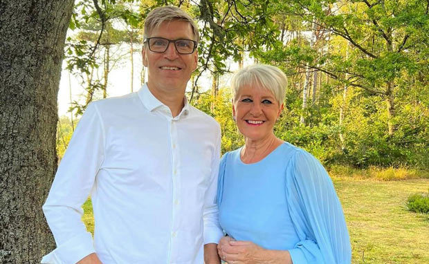Dorte Mørup og Søren Kaspersen i naturskønne omgivelser, klar til at bringe film- og musicalklassikere til Ansager Hotel