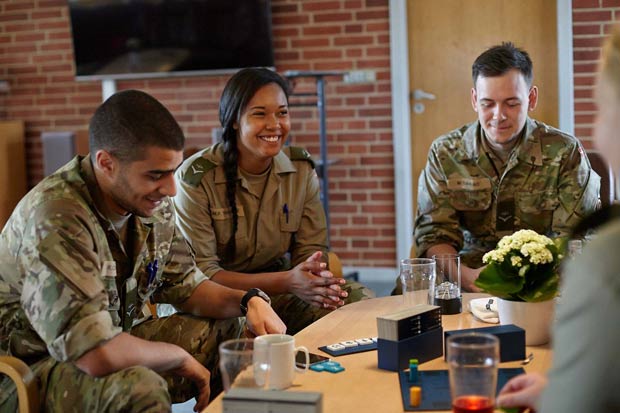 Soldater samles om Besserwisser på KFUM’s Soldaterhjem Karup